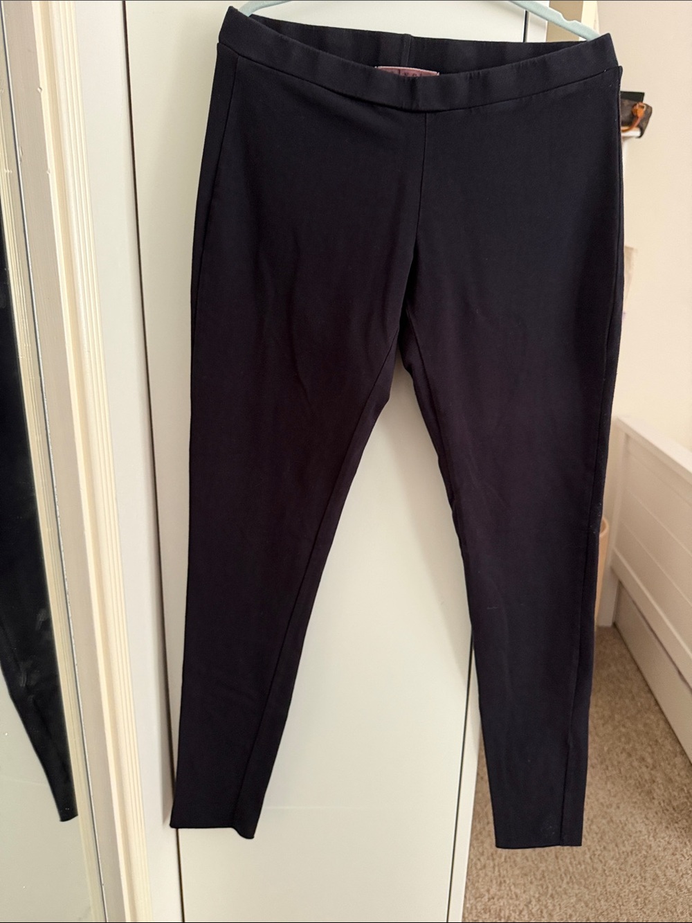 Velvet by Graham & Spencer Black Skinny Ponte Pants. Size: SP